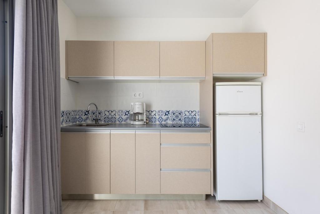2 min Walk to Beach - Private Terrace - Some with Sea Views — 10
