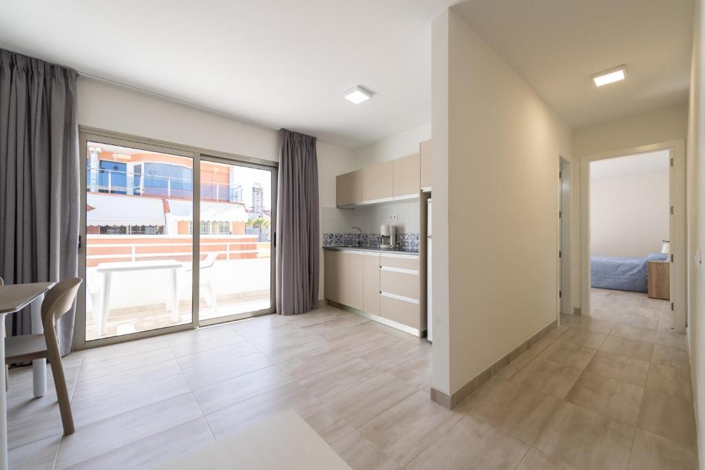 2 min Walk to Beach - Private Terrace - Some with Sea Views — 8
