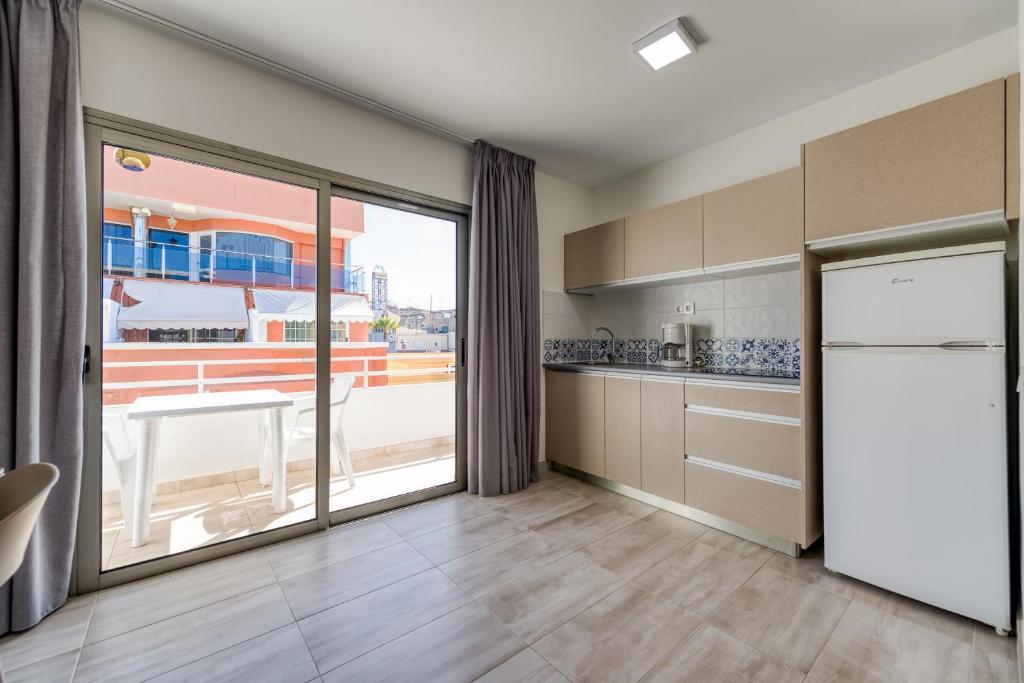 2 min Walk to Beach - Private Terrace - Some with Sea Views — 9