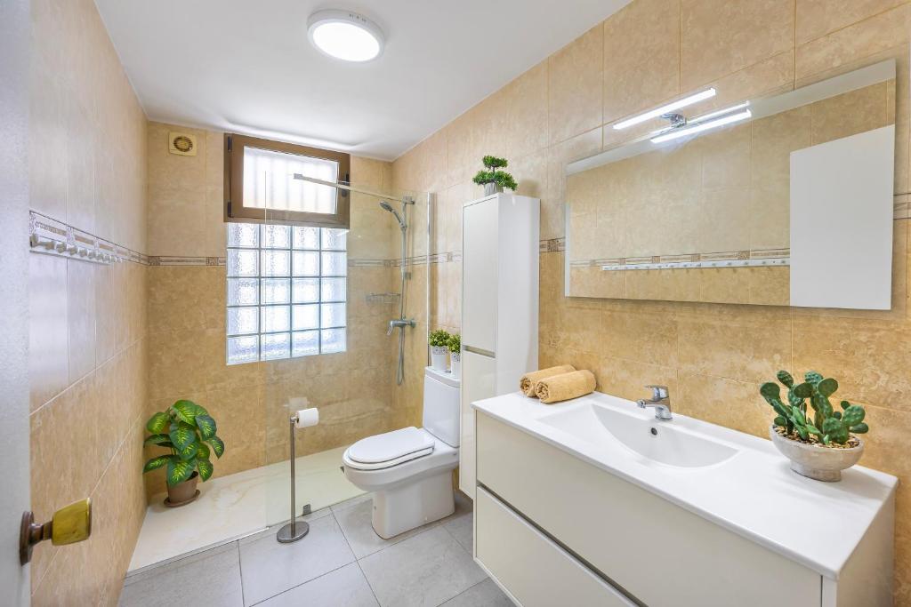 3BR Tauro Bungalow - Garden, Terrace, Sleeps 6 — 2
