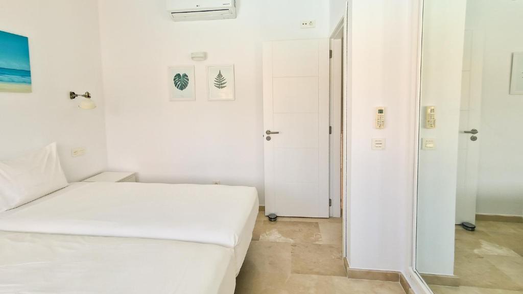Amazing cozy Villa Hugo Tauro with Jacuzzi, Pool, Wi-Fi — 11