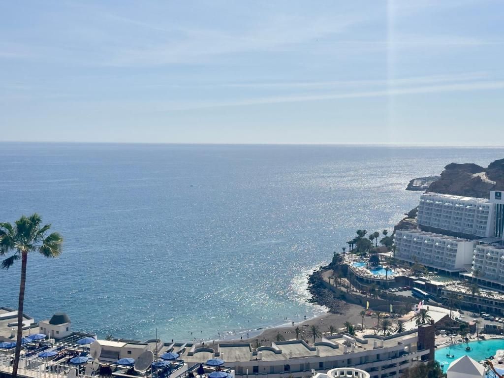 ¡Apartamento de diseño moderno con gran terraza y vistas al mar! — 1