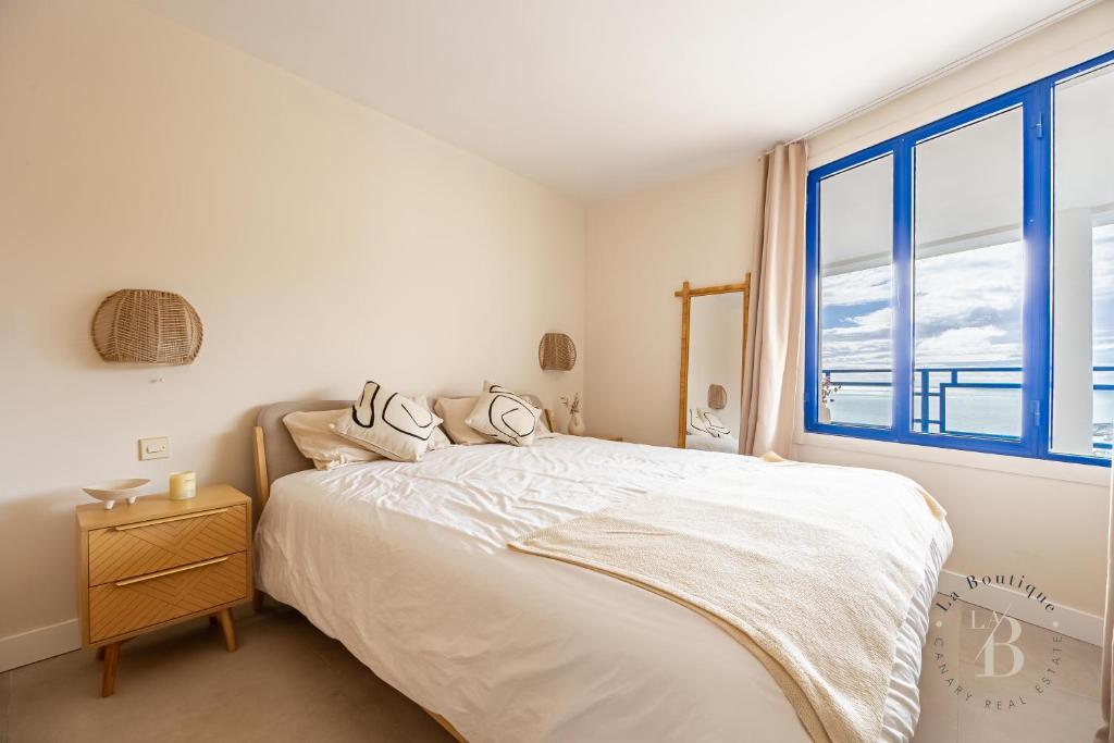 ¡Apartamento de diseño moderno con gran terraza y vistas al mar! — 4