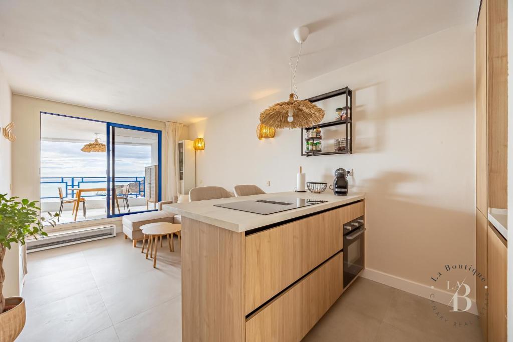 ¡Apartamento de diseño moderno con gran terraza y vistas al mar! — 5