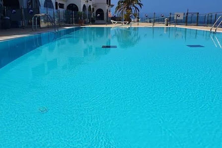 Apartamento muy romántico con vistas al mar y piscina climatizada. - Vacation Home — 3