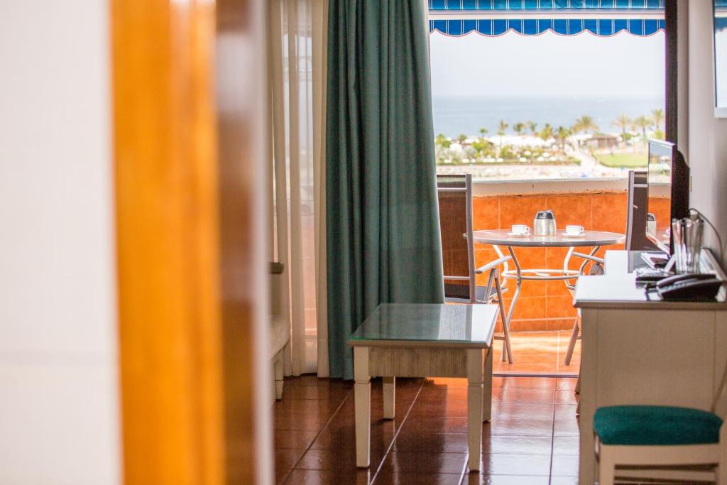 Apartamentos Amadores Beach — 1