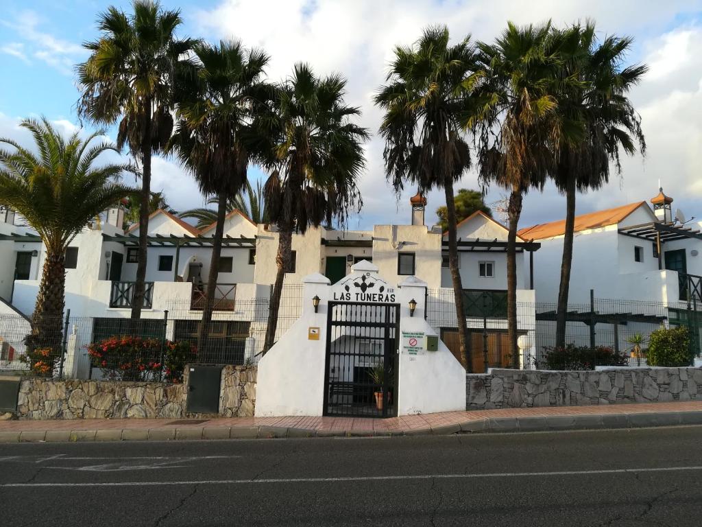 Apartment Laura near Europa Center and Amadores beach, Free WiFi — 1