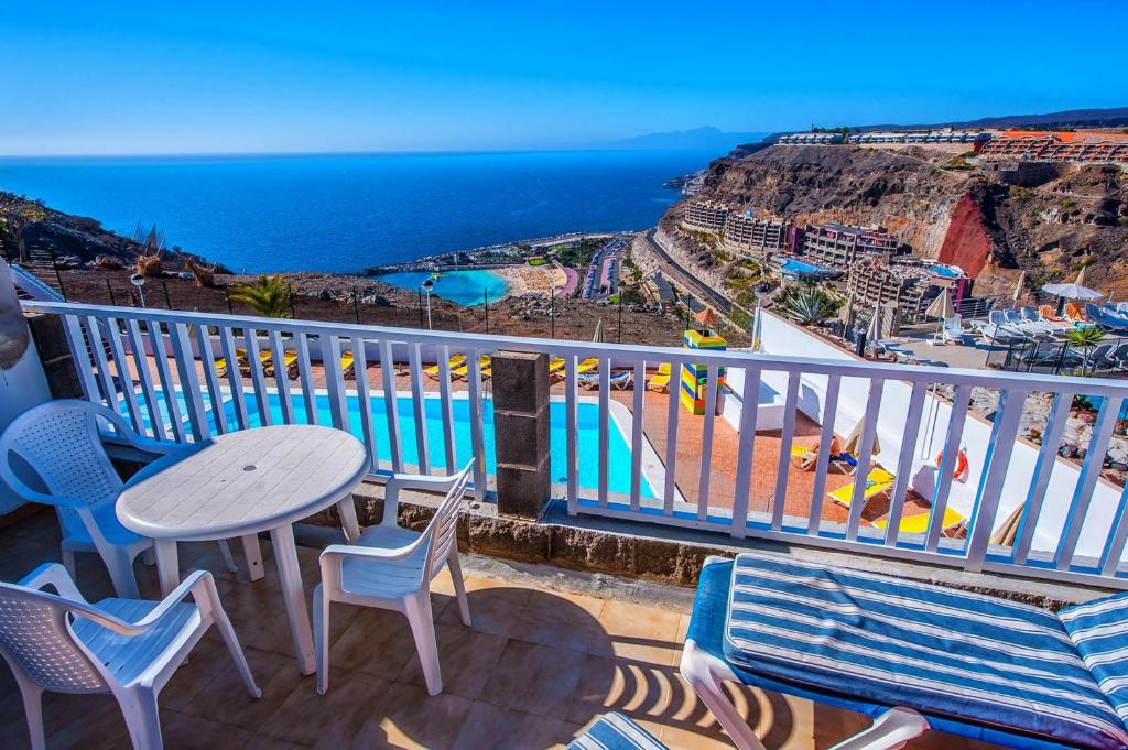 Apartment with big pool and sea view — 3