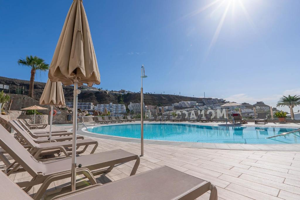 Apartment with heated pool and sea view — 3
