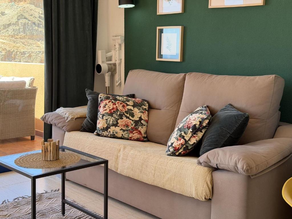 Apartment with views of sea and mountains — 1