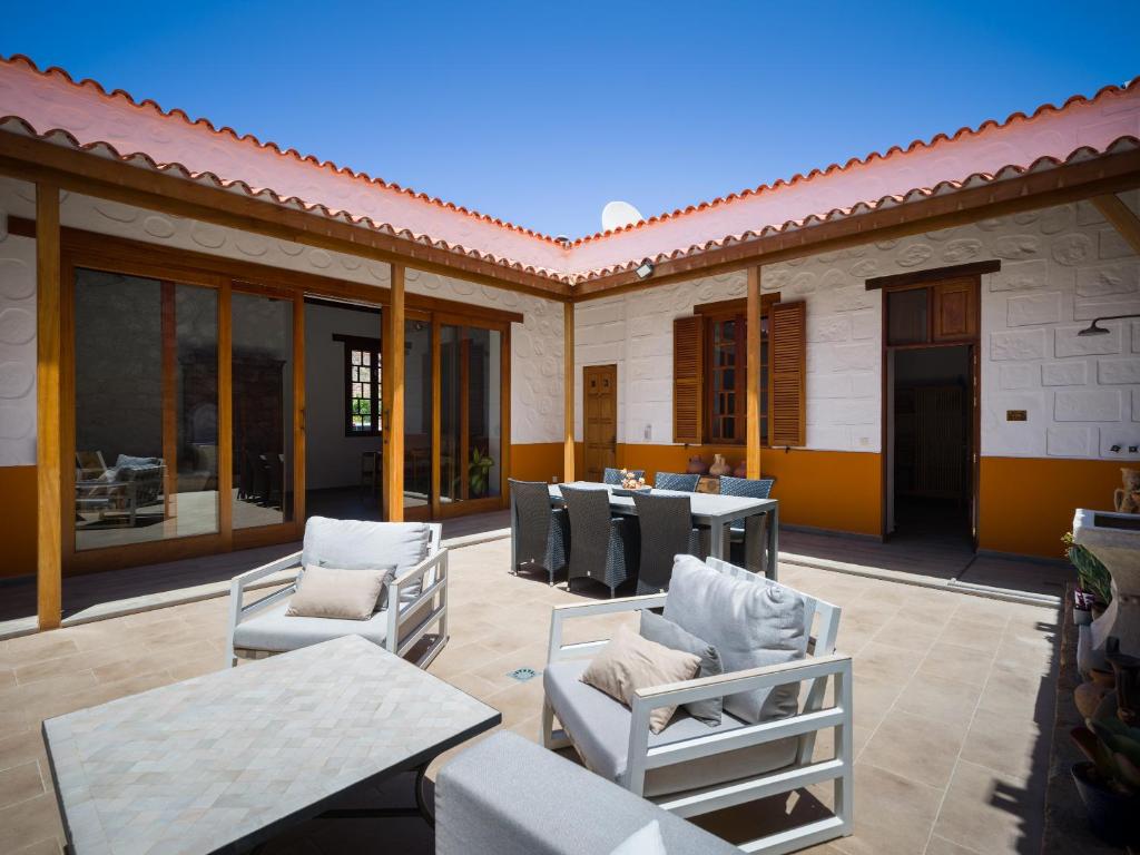 Beautiful beach house in traditional Canarian style — 1