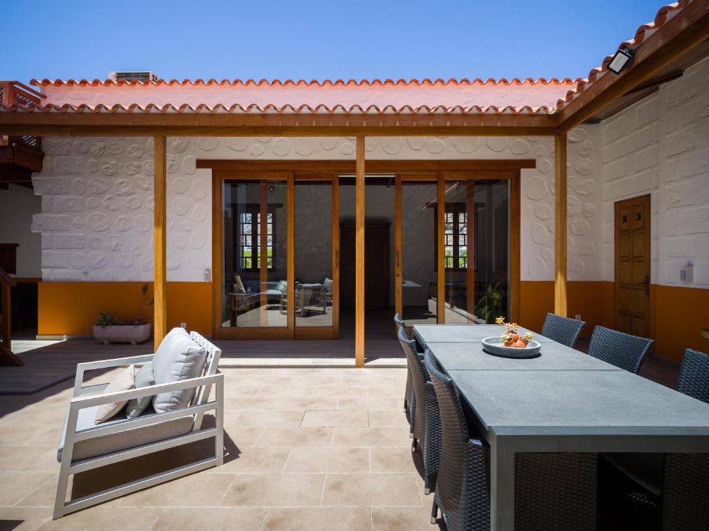 Beautiful beach house in traditional Canarian style — 8
