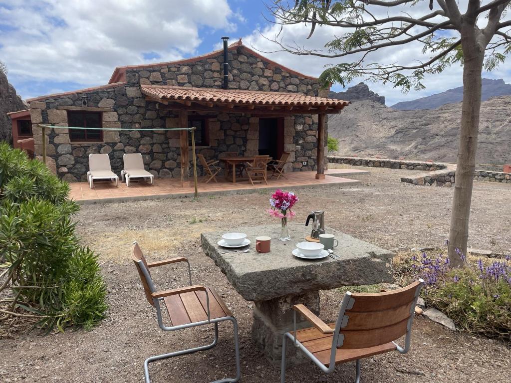 Casa de campo \"Finca Los Dioses\" en plena naturaleza con vistas a la montaña, jardín y terraza — 1