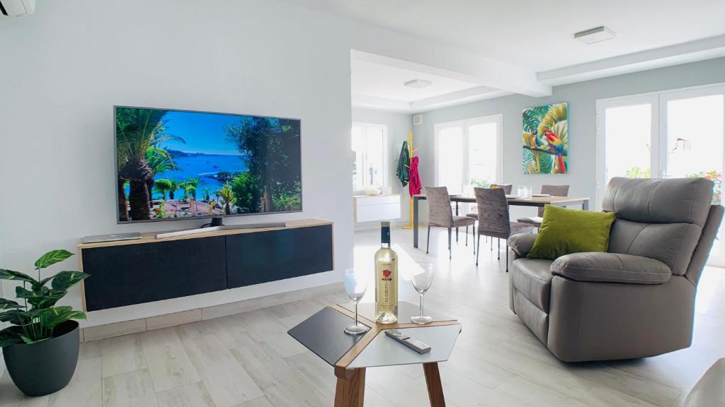 Casa Solaris at Anfi Beach with Private Terrace, Pool & Netflix — 1