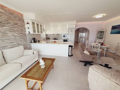 Elegante y Amplio Apartamento con Vistas al Mar — 2