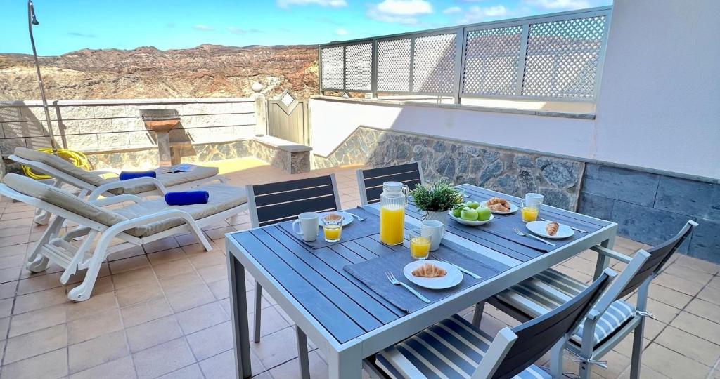 Las Brisas Duplex - 3-Bedroom House, AC, Pool & BBQ — 1