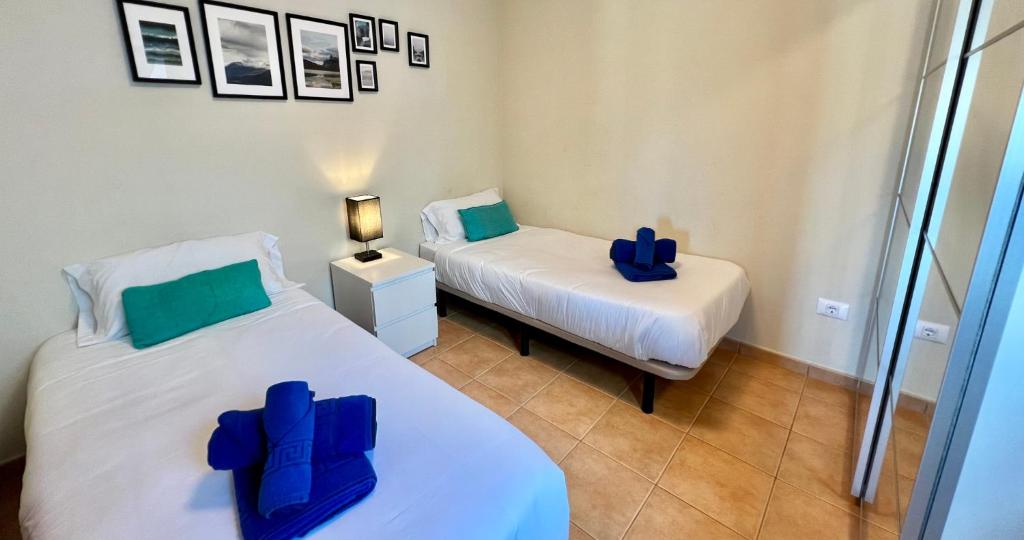 Las Brisas Duplex - 3-Bedroom House, AC, Pool & BBQ — 10