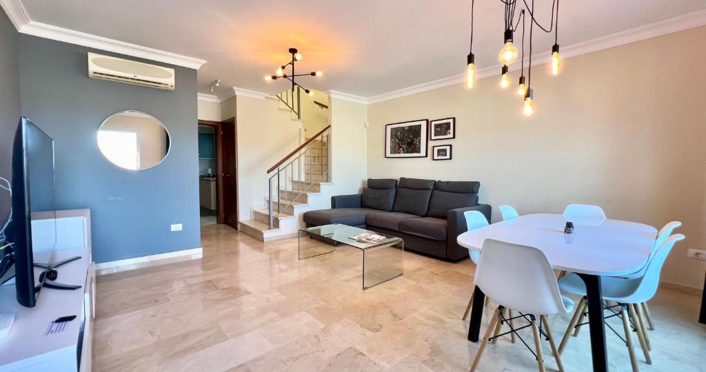 Las Brisas Duplex - 3-Bedroom House, AC, Pool & BBQ — 5