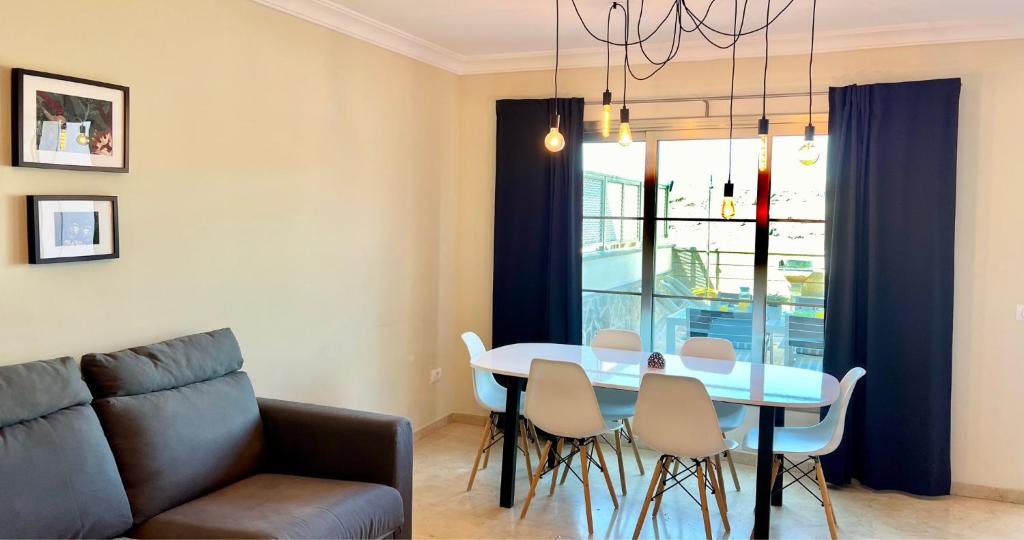 Las Brisas Duplex - 3-Bedroom House, AC, Pool & BBQ — 6