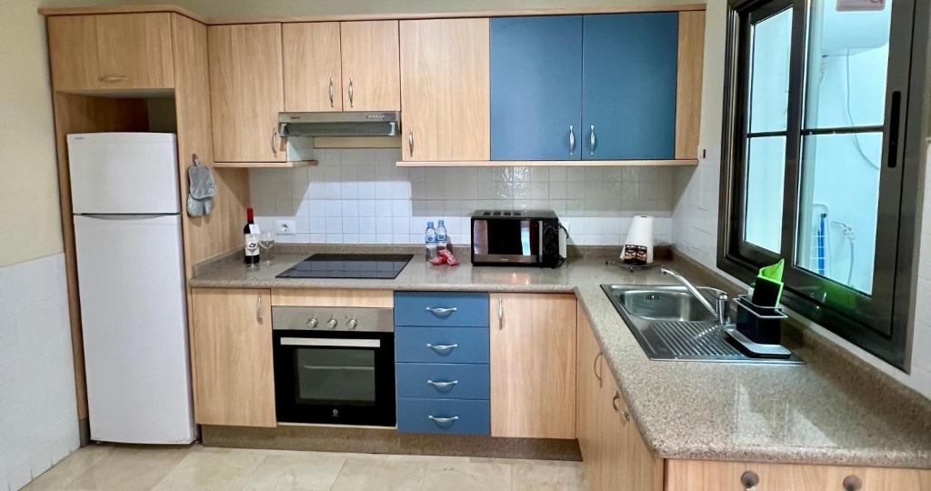 Las Brisas Duplex - 3-Bedroom House, AC, Pool & BBQ — 7