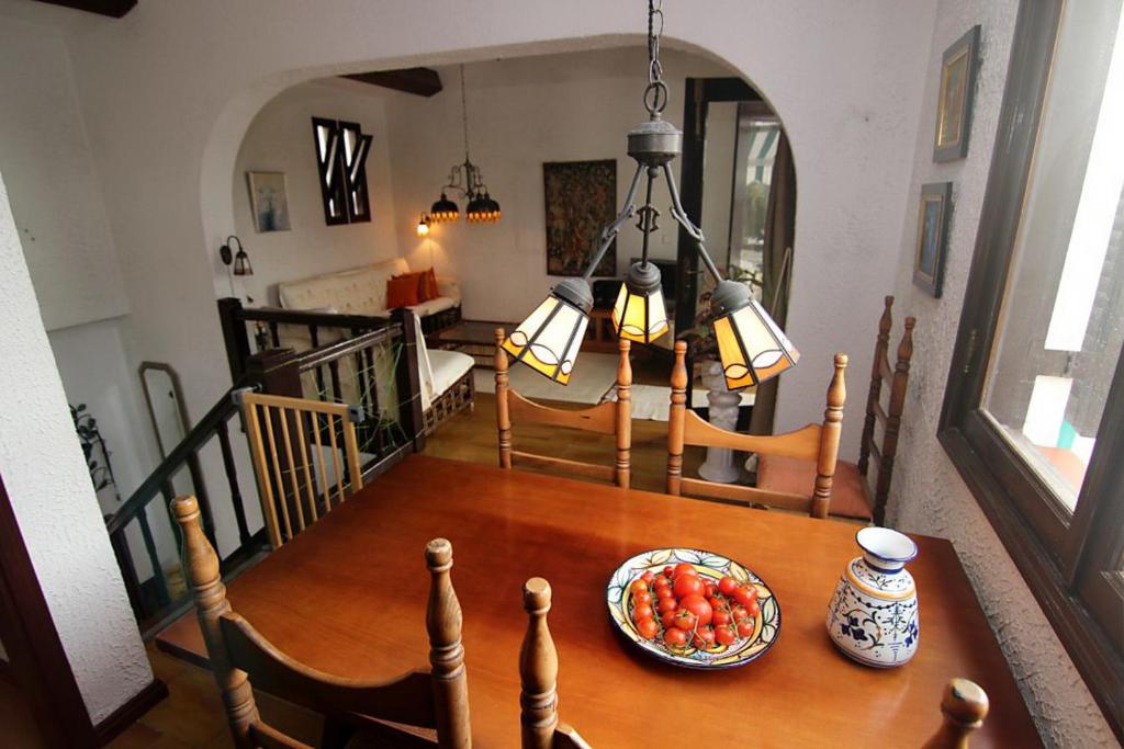 Lovely 2 bedroom house with private garden — 2