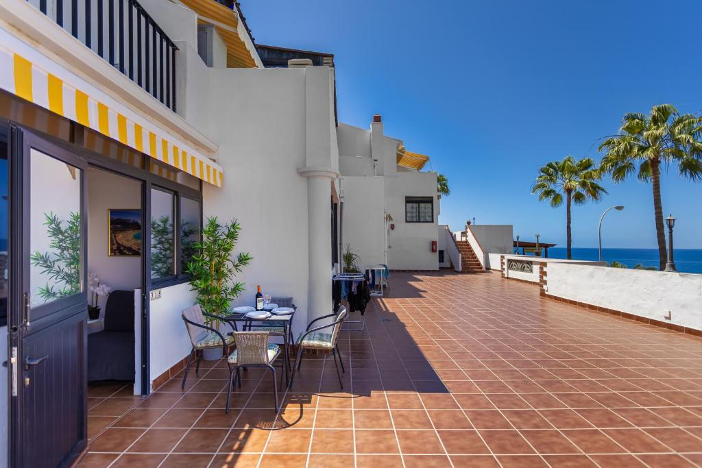 Modern Sea View Apartment with Pool & Terrace — 5