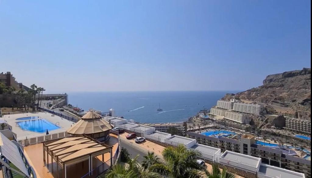 Sunny Seaview Modern apt - pool and beach access — 1