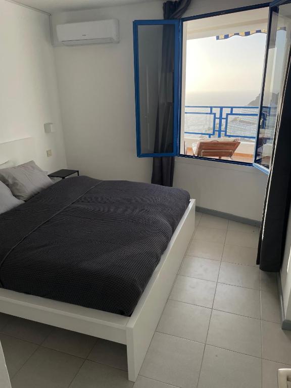 Sunny Seaview Modern apt - pool and beach access — 10