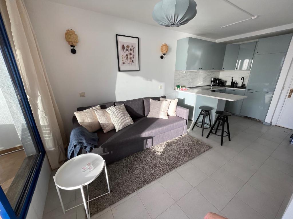 Sunny Seaview Modern apt - pool and beach access — 4