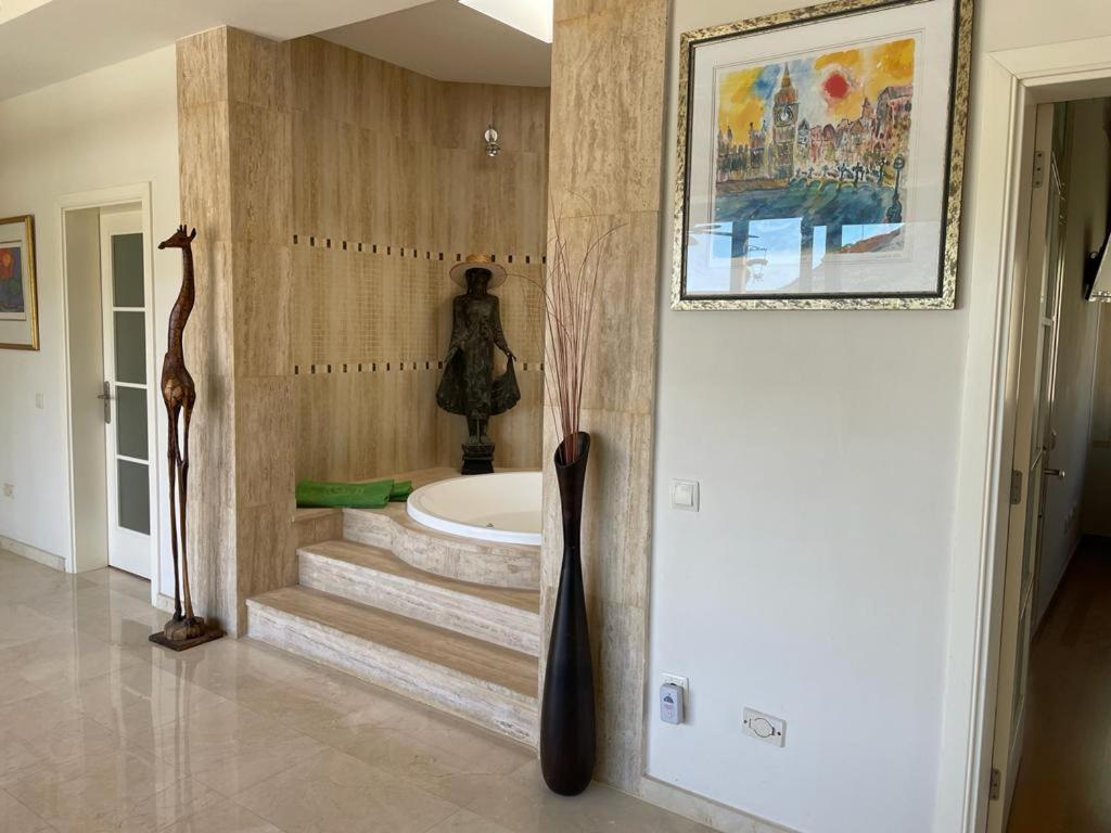 VILLA DE LUXE 5***** golf - piscine chauffée - home cinéma - billard — 8