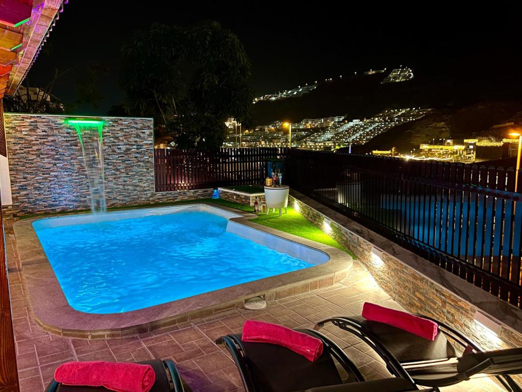 Villa Puerto Rico in front of the shopping center with private heated saltwater pool with jacuzzi&arcade games&table football — 1