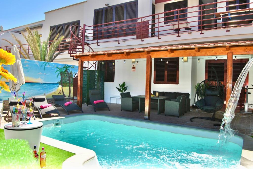Villa Puerto Rico in front of the shopping center with private heated saltwater pool with jacuzzi&arcade games&table football — 2