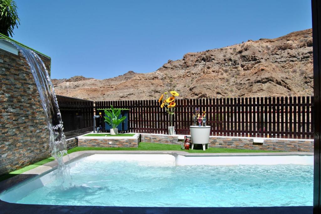 Villa Puerto Rico in front of the shopping center with private heated saltwater pool with jacuzzi&arcade games&table football — 8