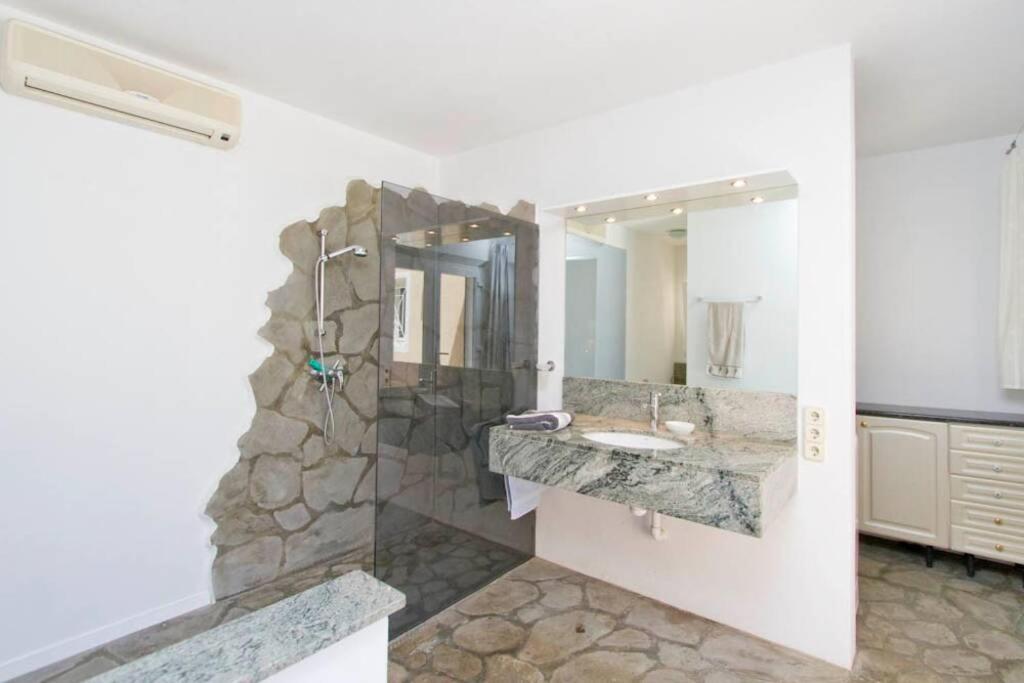 Villa-Tauro Leyh — 6
